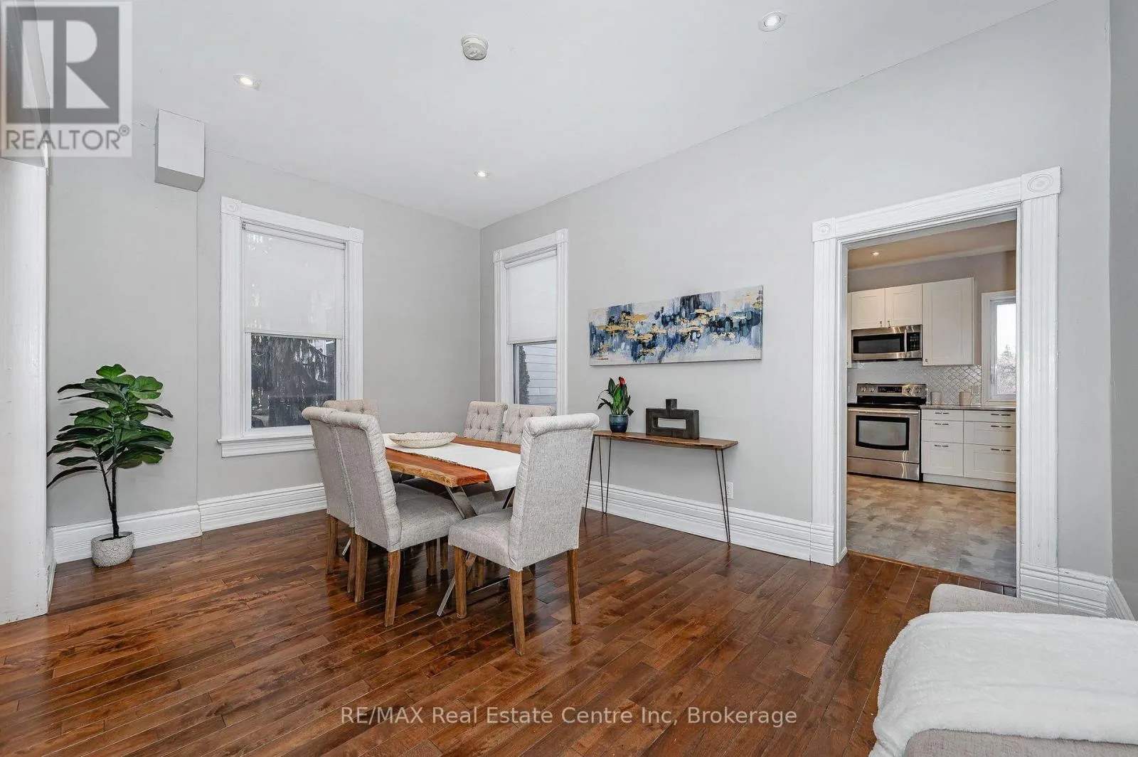 103 SURREY STREET E