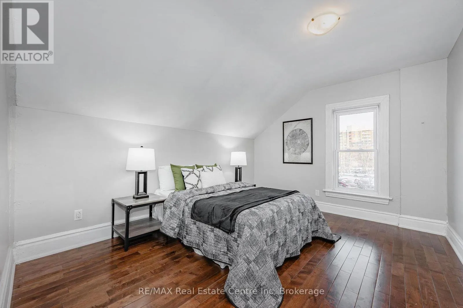 103 SURREY STREET E