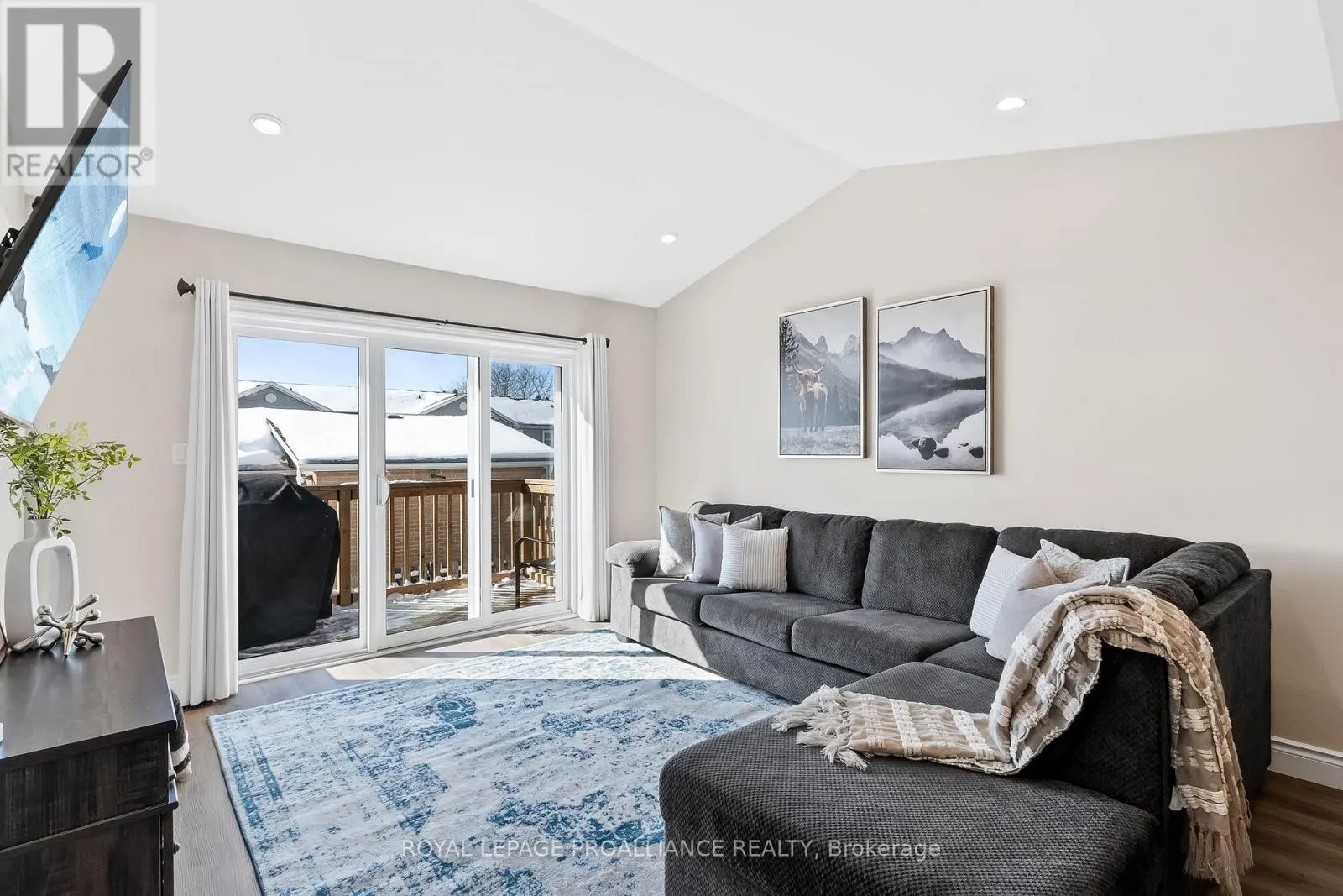 6 FERRIS COURT