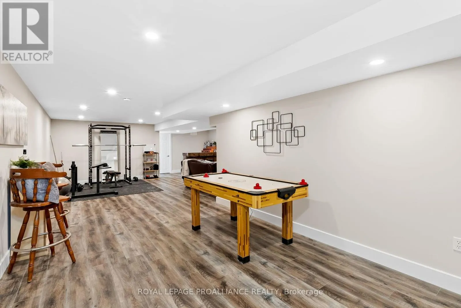6 FERRIS COURT