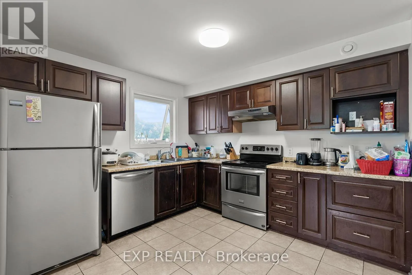 C - 52 CHAMPAGNE AVENUE S