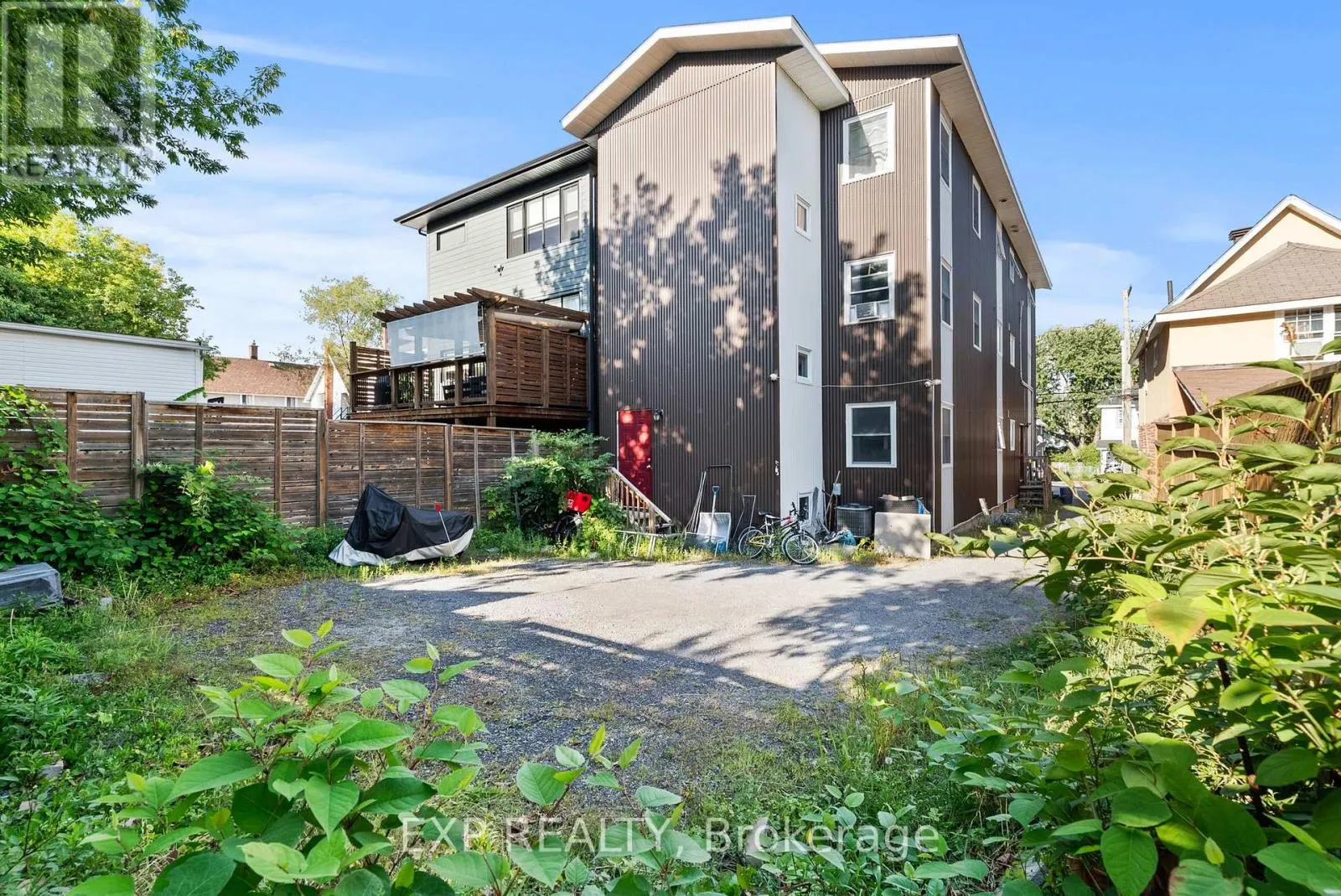 C - 52 CHAMPAGNE AVENUE S
