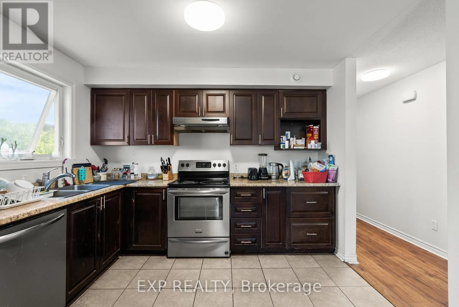 C - 52 CHAMPAGNE AVENUE S