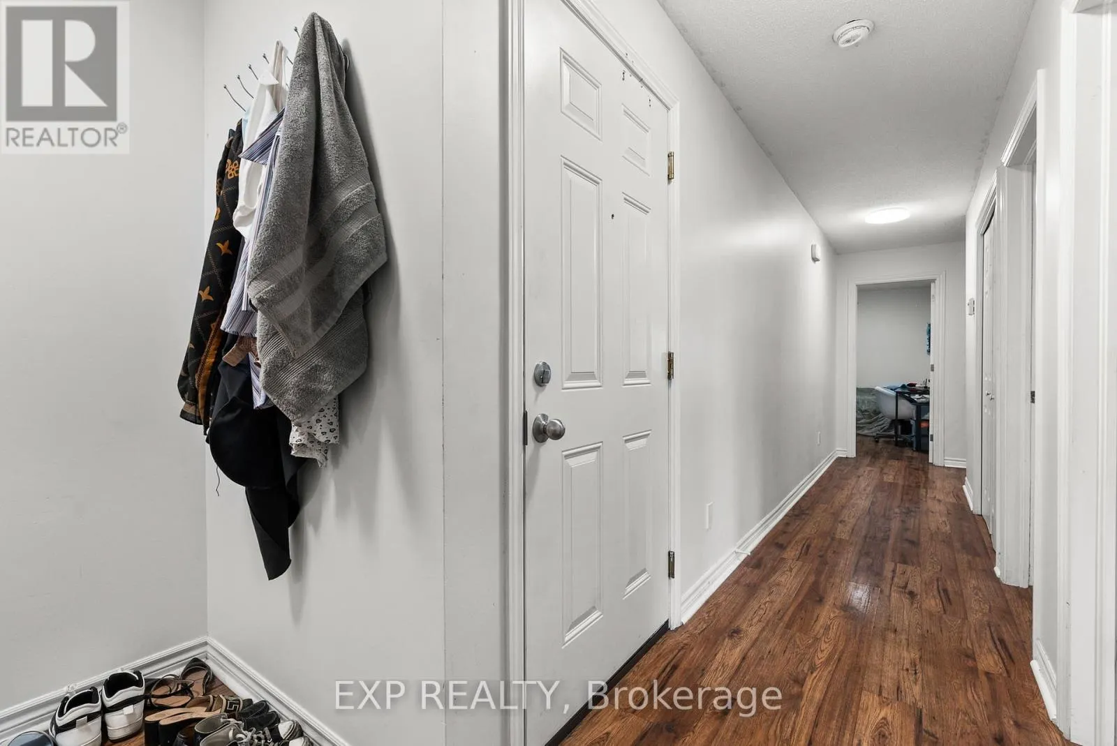 C - 52 CHAMPAGNE AVENUE S