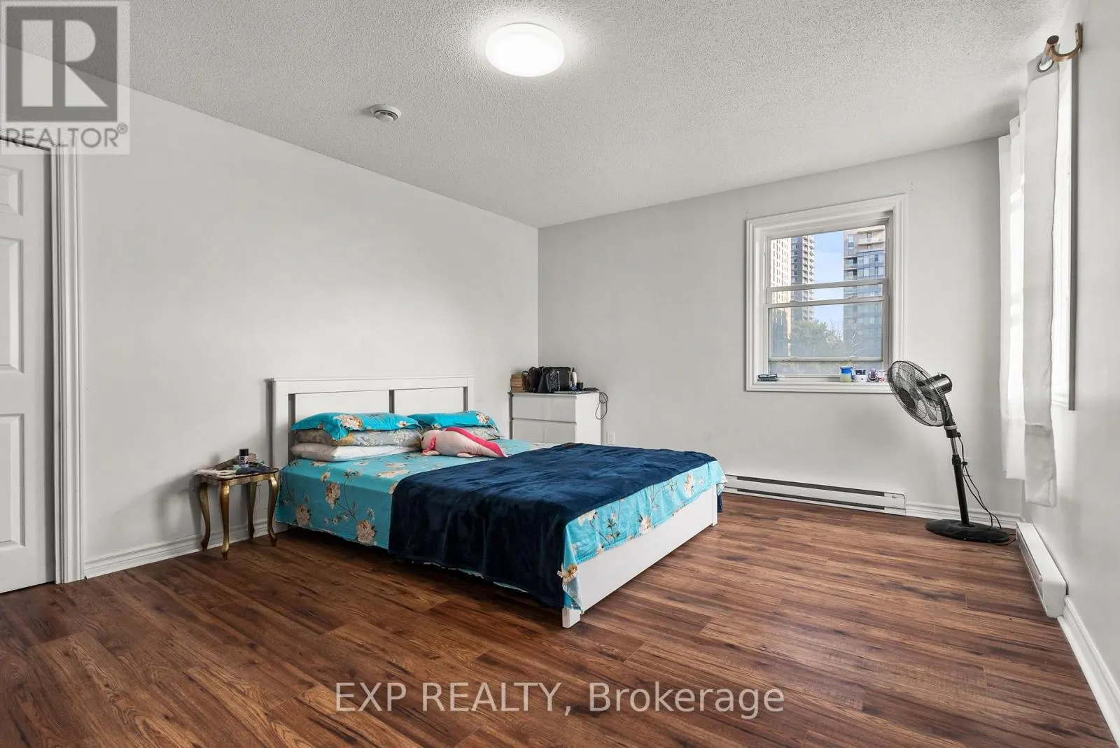 C - 52 CHAMPAGNE AVENUE S