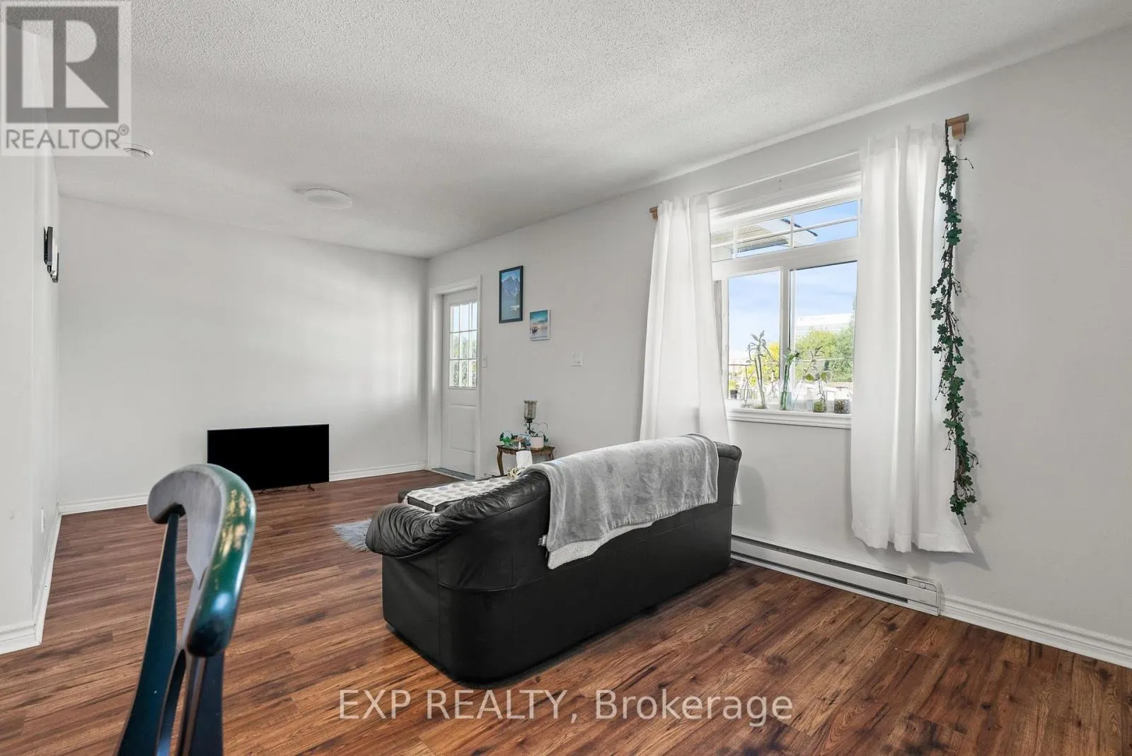 C - 52 CHAMPAGNE AVENUE S