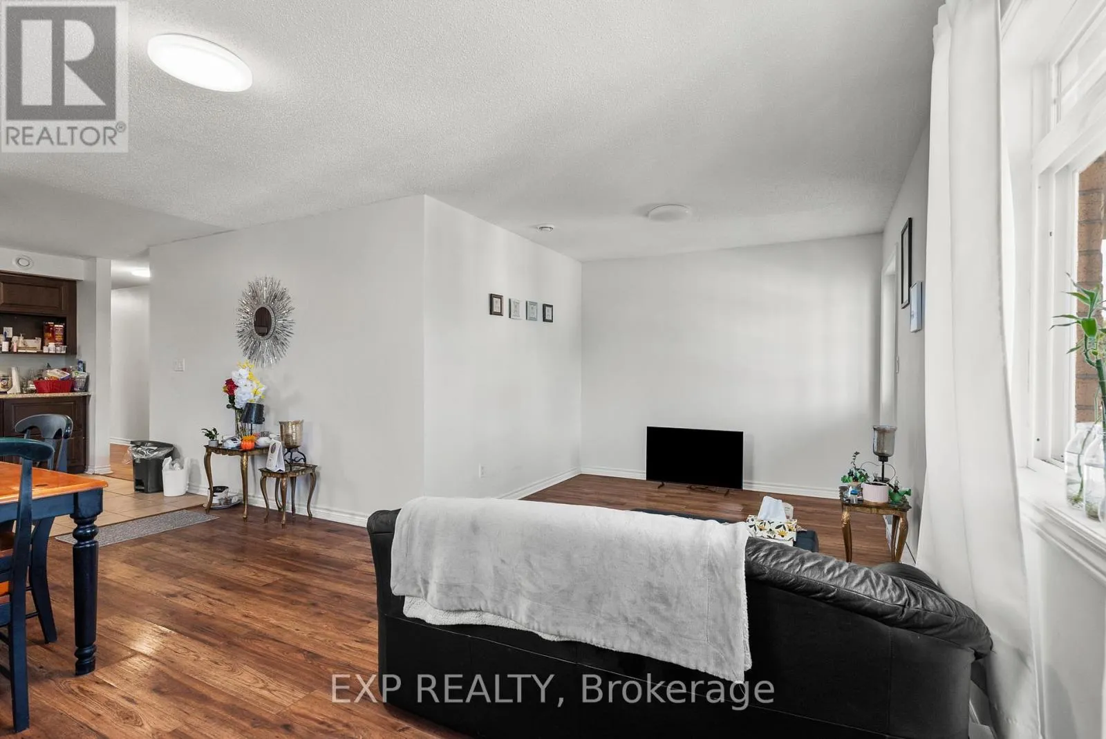 C - 52 CHAMPAGNE AVENUE S