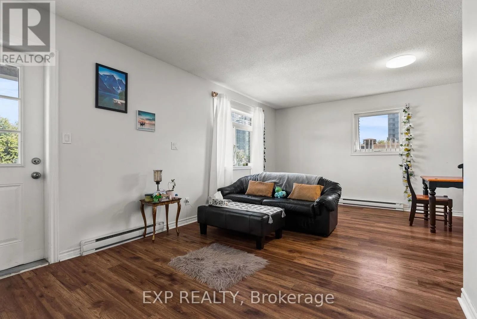 C - 52 CHAMPAGNE AVENUE S