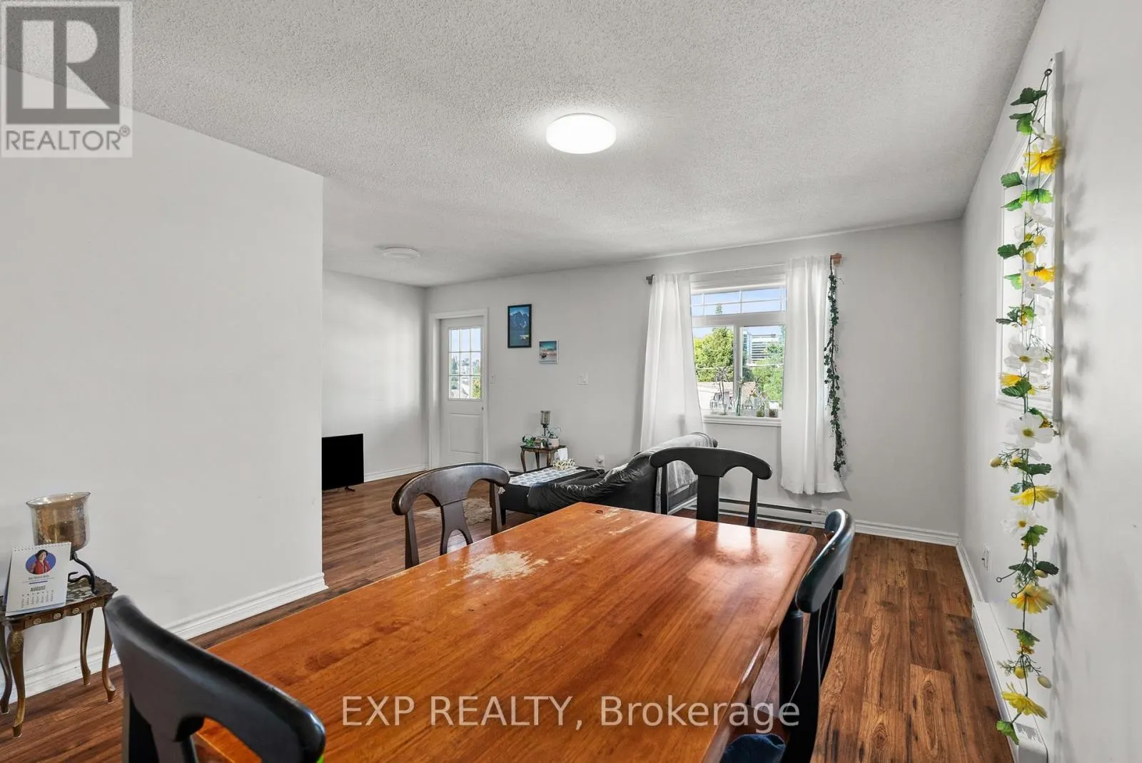 C - 52 CHAMPAGNE AVENUE S