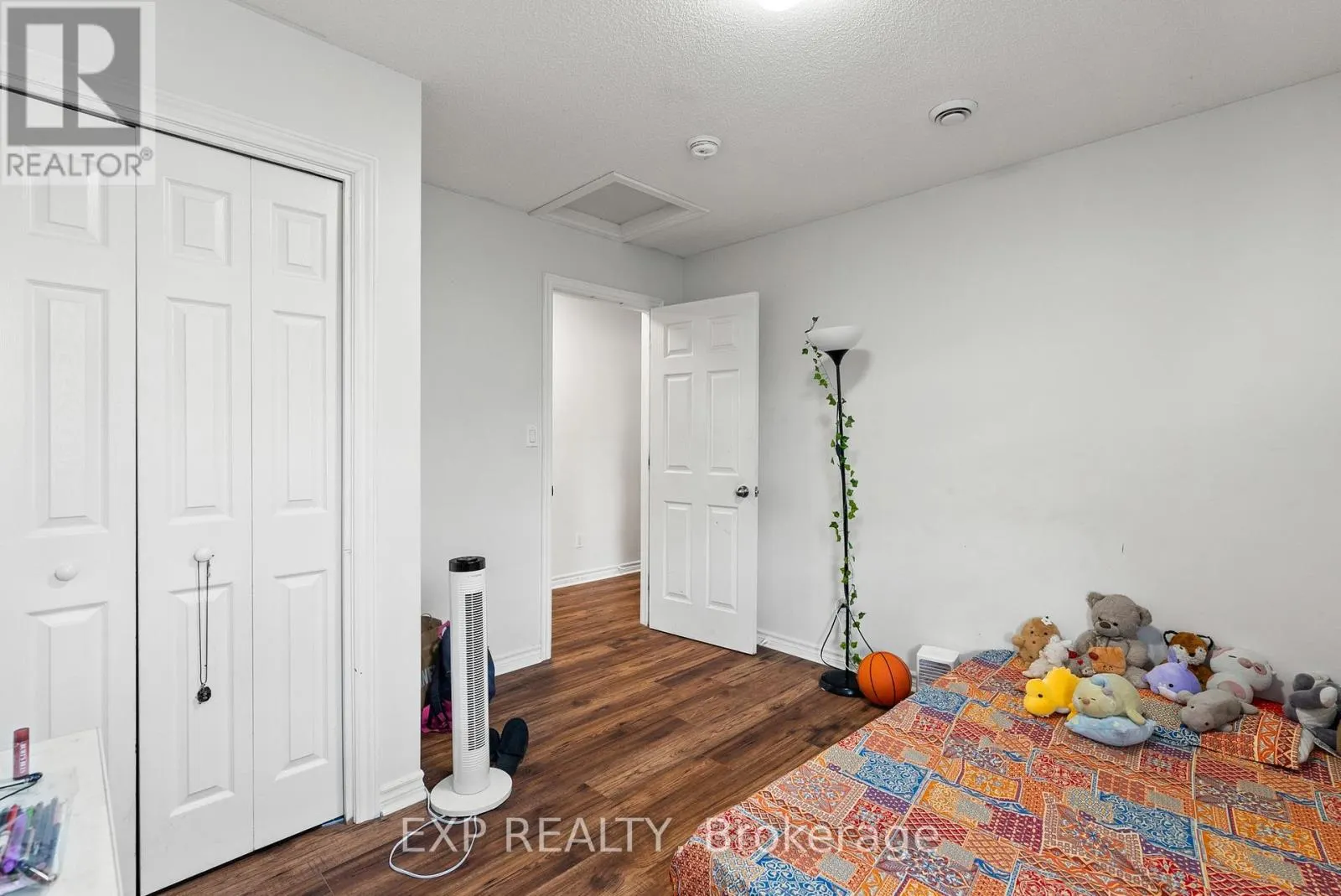 C - 52 CHAMPAGNE AVENUE S