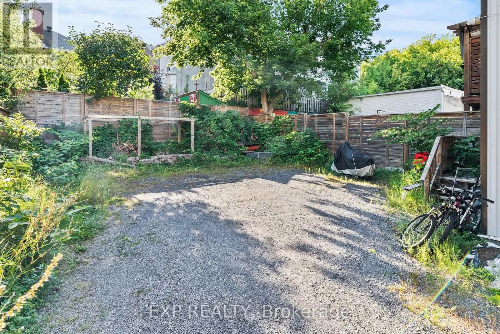 C - 52 CHAMPAGNE AVENUE S