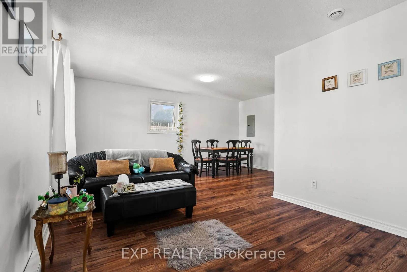 C - 52 CHAMPAGNE AVENUE S