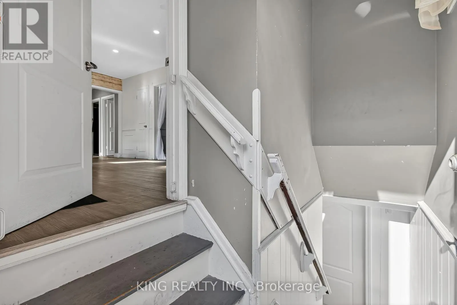 17 TOULON CRESCENT