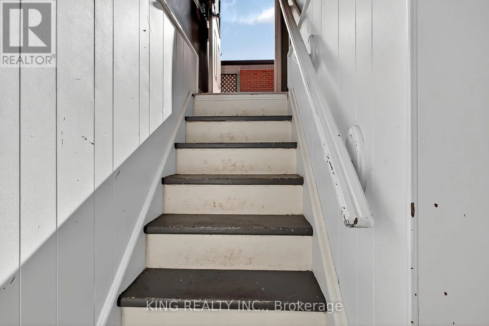 17 TOULON CRESCENT