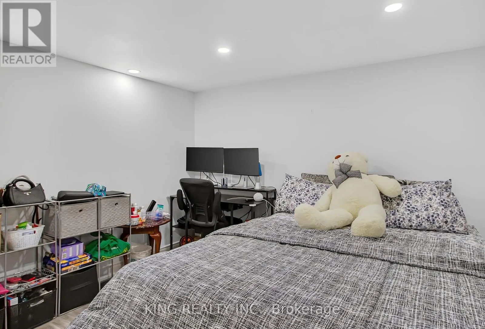 17 TOULON CRESCENT