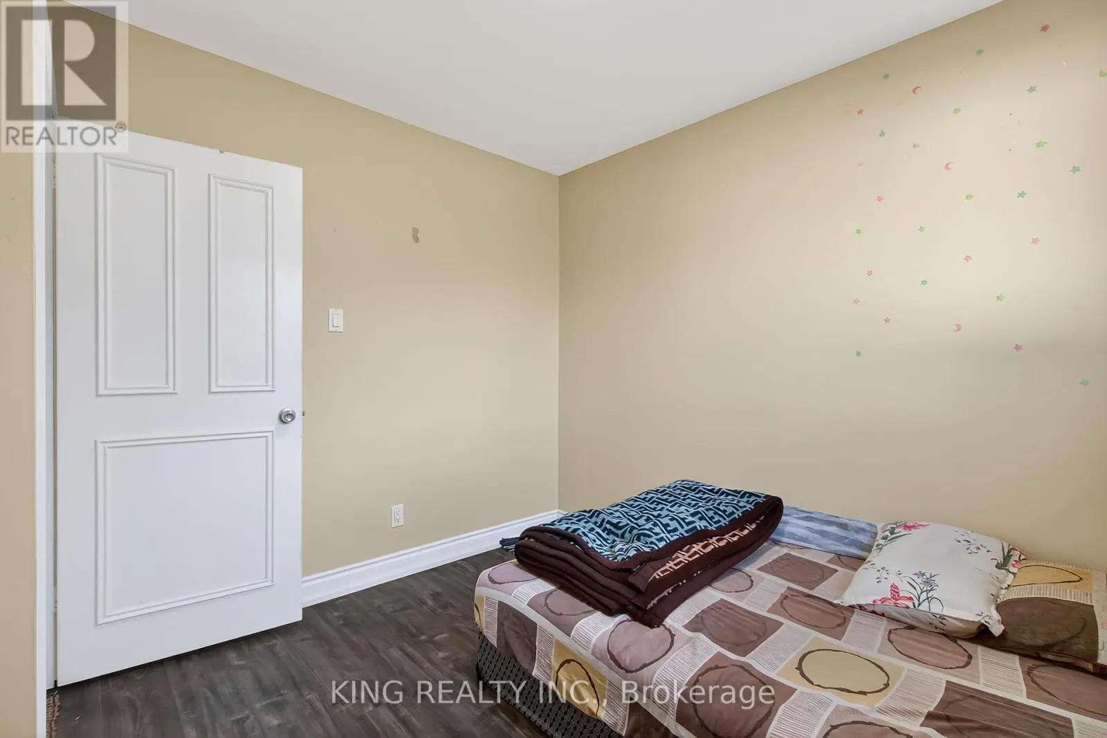 17 TOULON CRESCENT