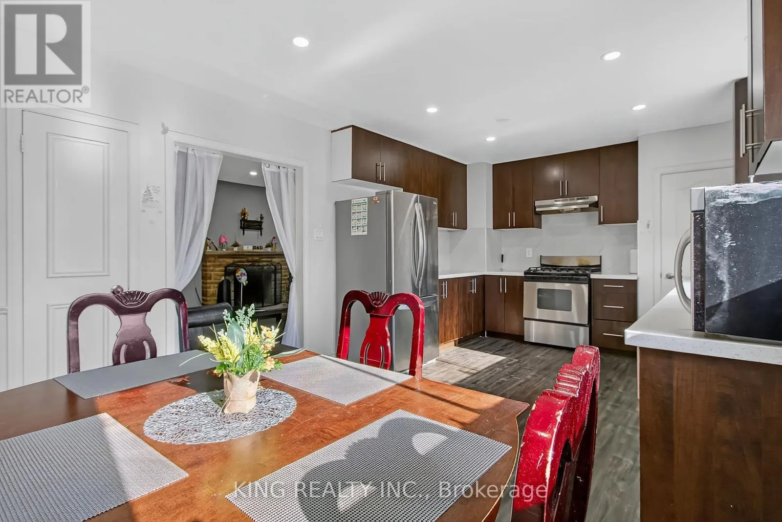 17 TOULON CRESCENT