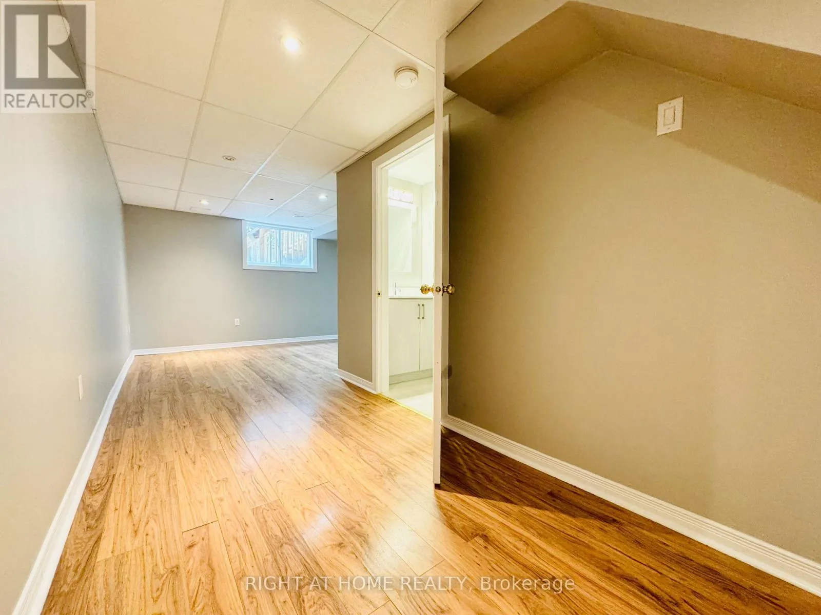10 - 800 PARAMOUNT DRIVE
