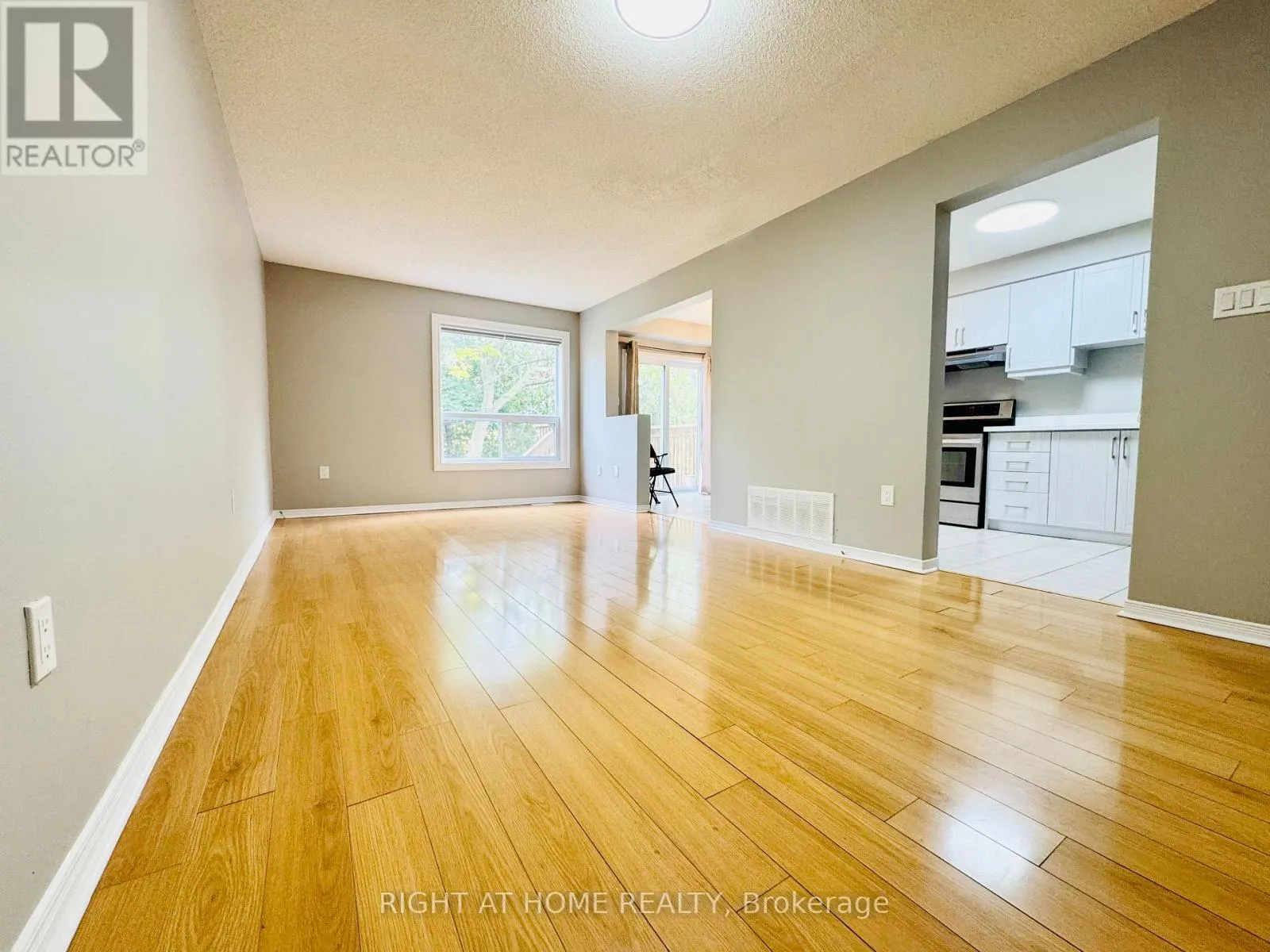 10 - 800 PARAMOUNT DRIVE