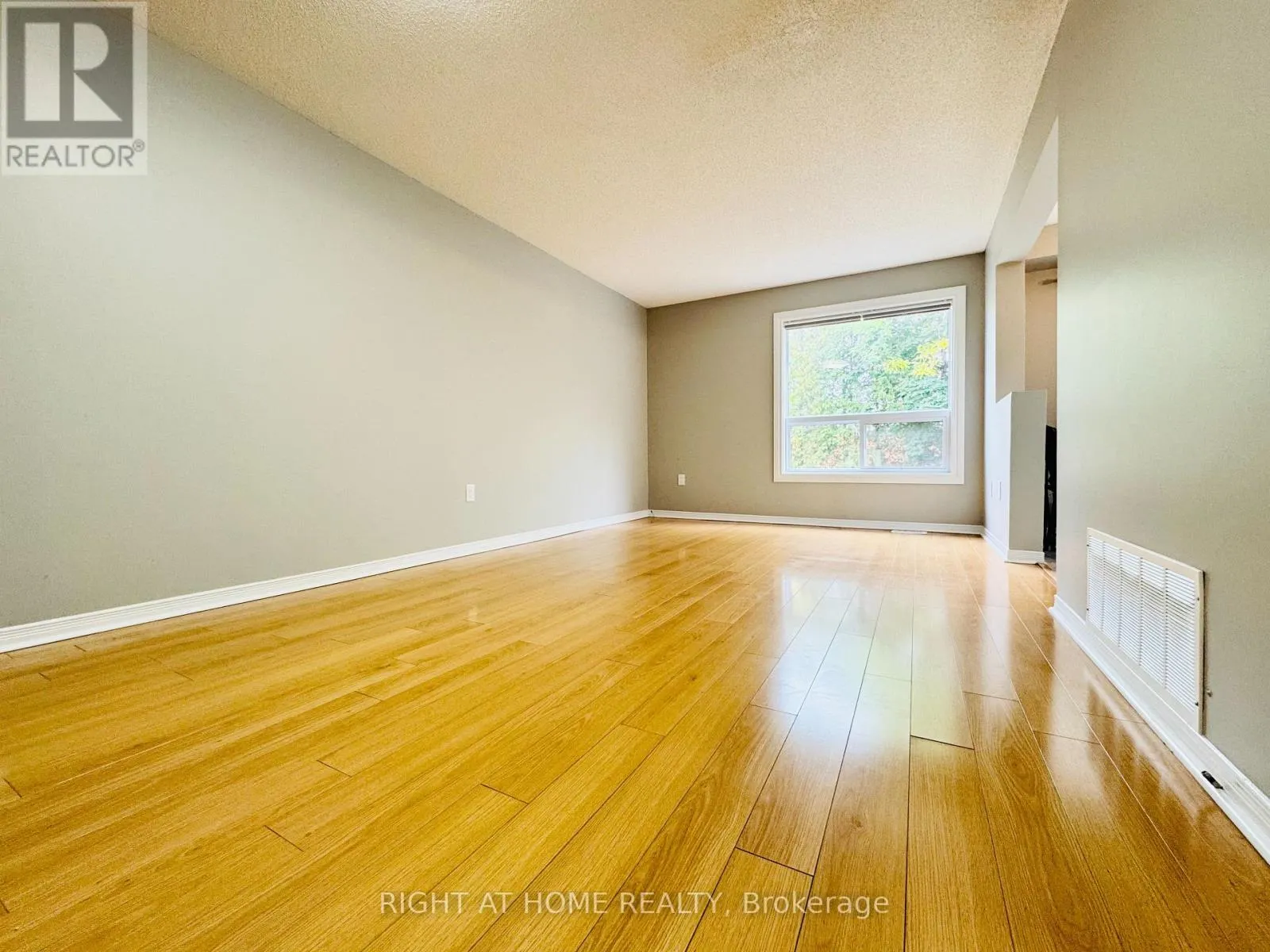 10 - 800 PARAMOUNT DRIVE