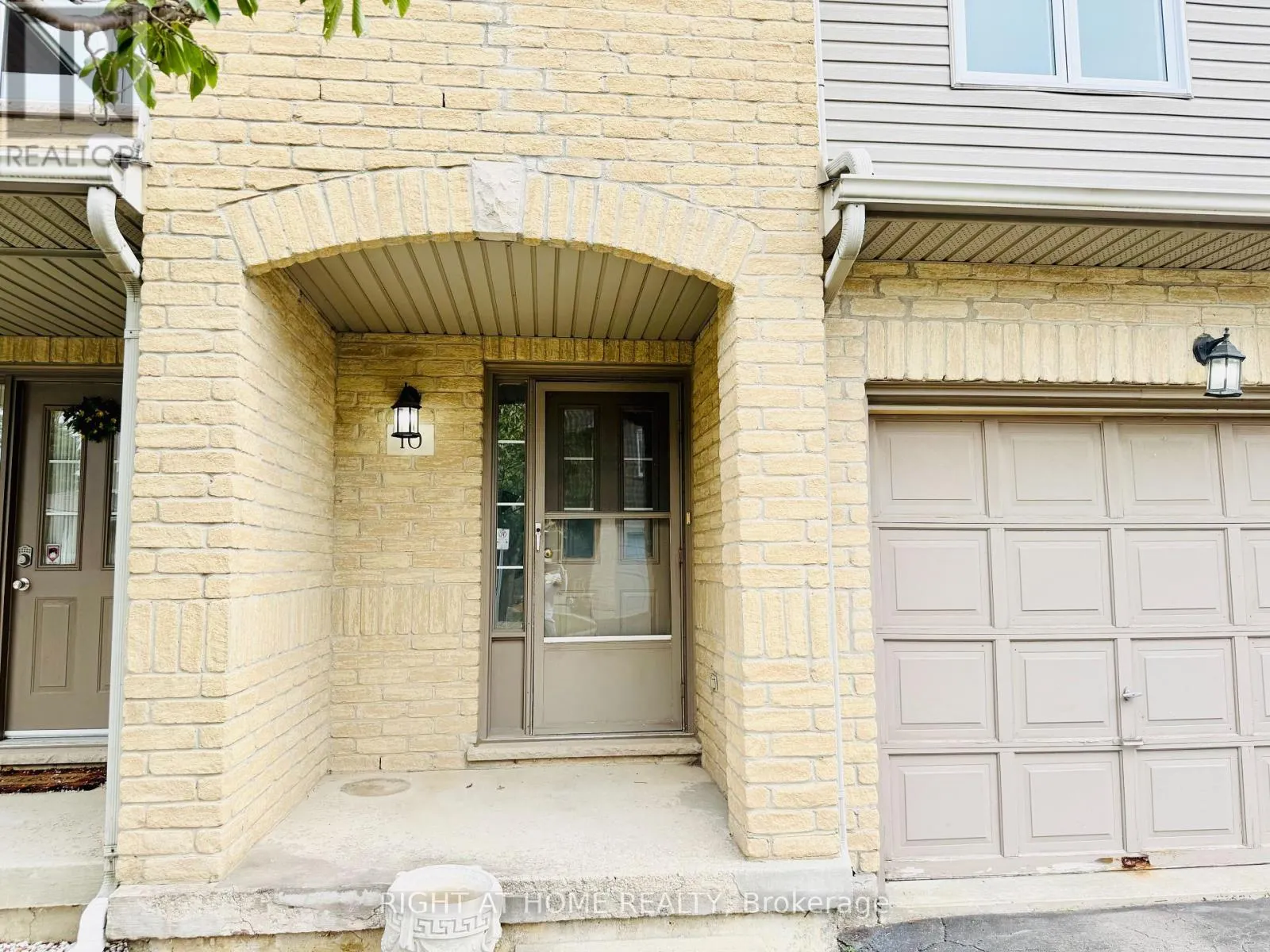 10 - 800 PARAMOUNT DRIVE