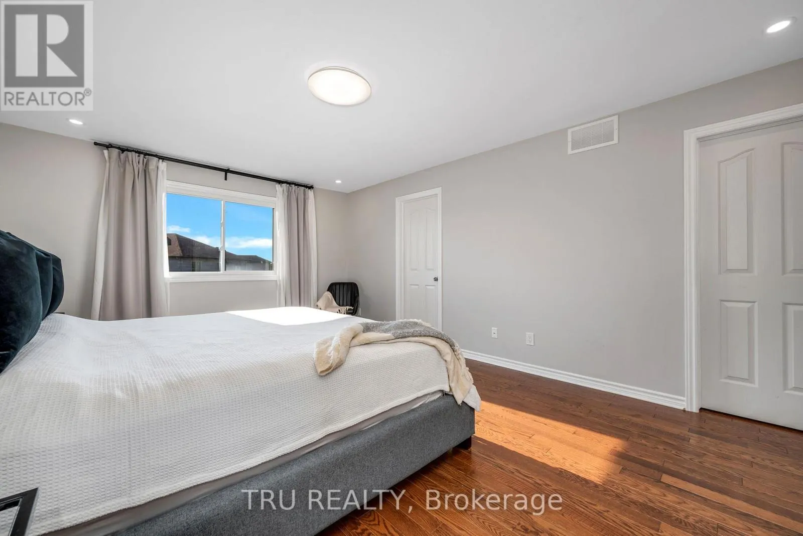 960 LINARIA WALK