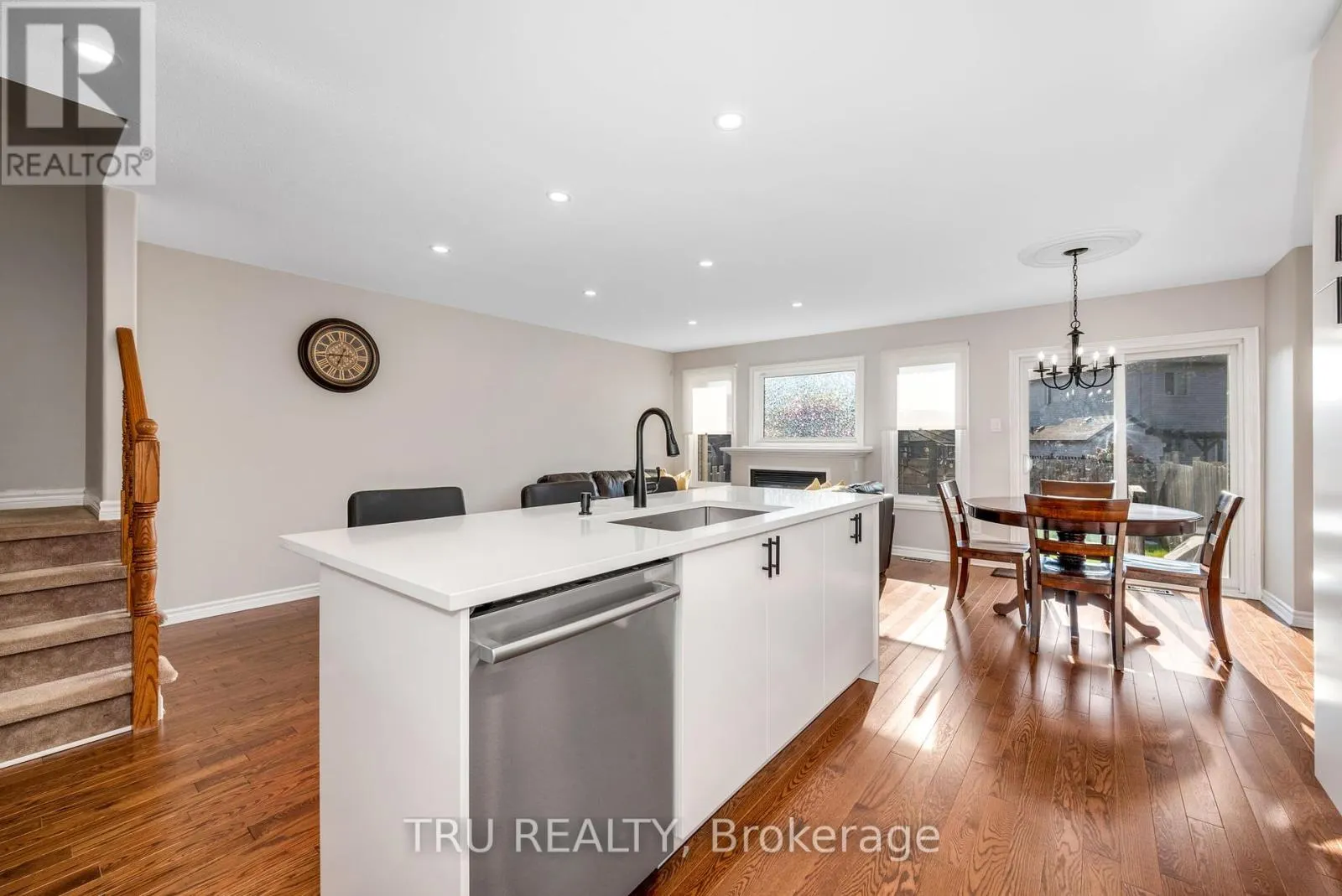 960 LINARIA WALK