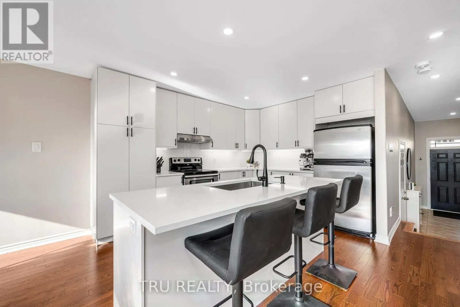 960 LINARIA WALK