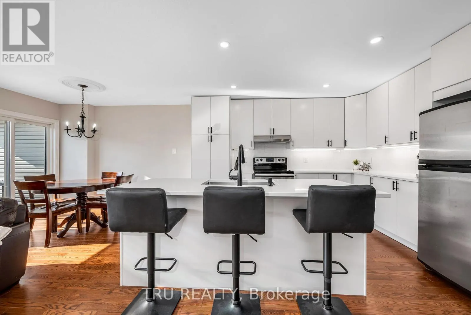 960 LINARIA WALK