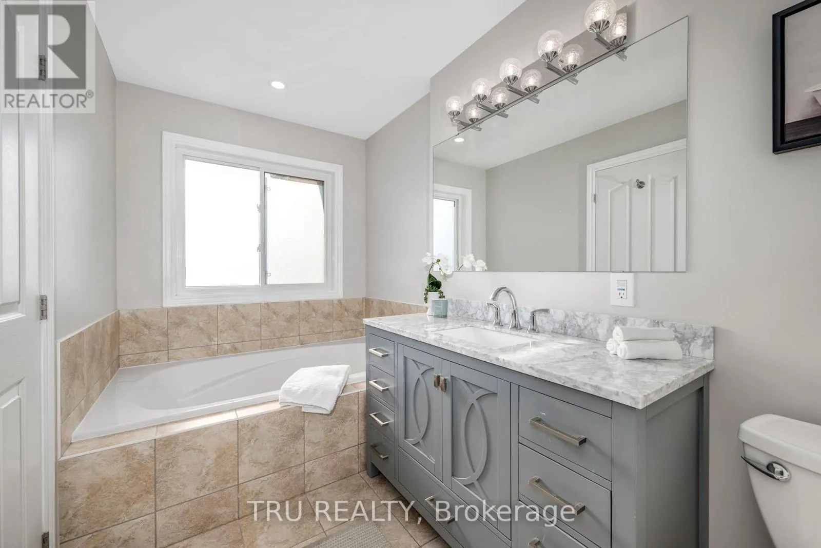 960 LINARIA WALK