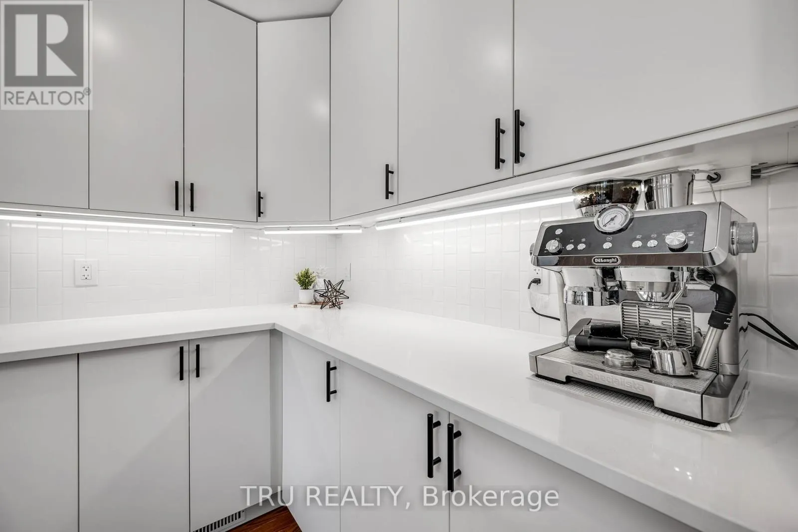 960 LINARIA WALK
