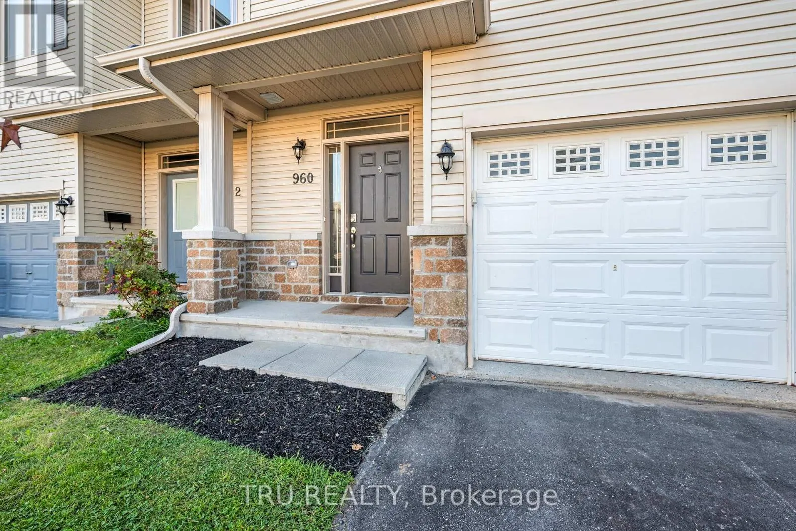 960 LINARIA WALK