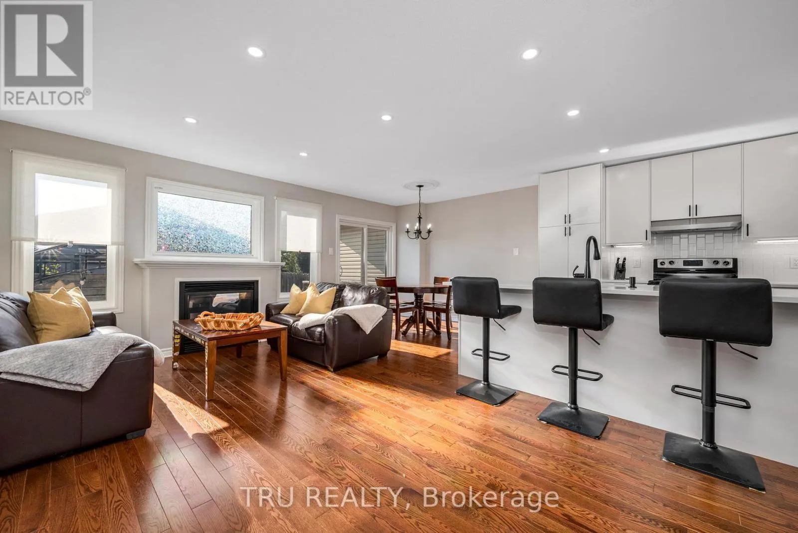 960 LINARIA WALK
