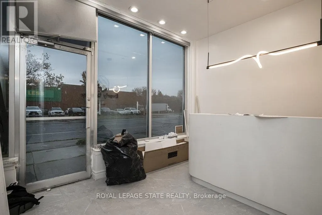 850-858 KING STREET W