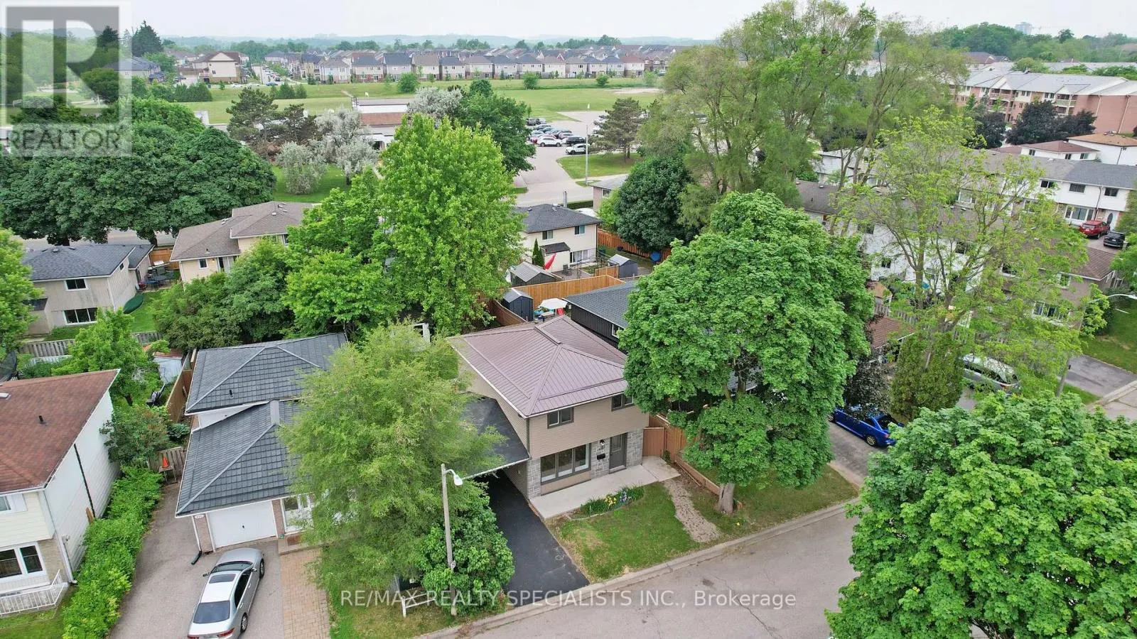 410 PINETREE CRESCENT