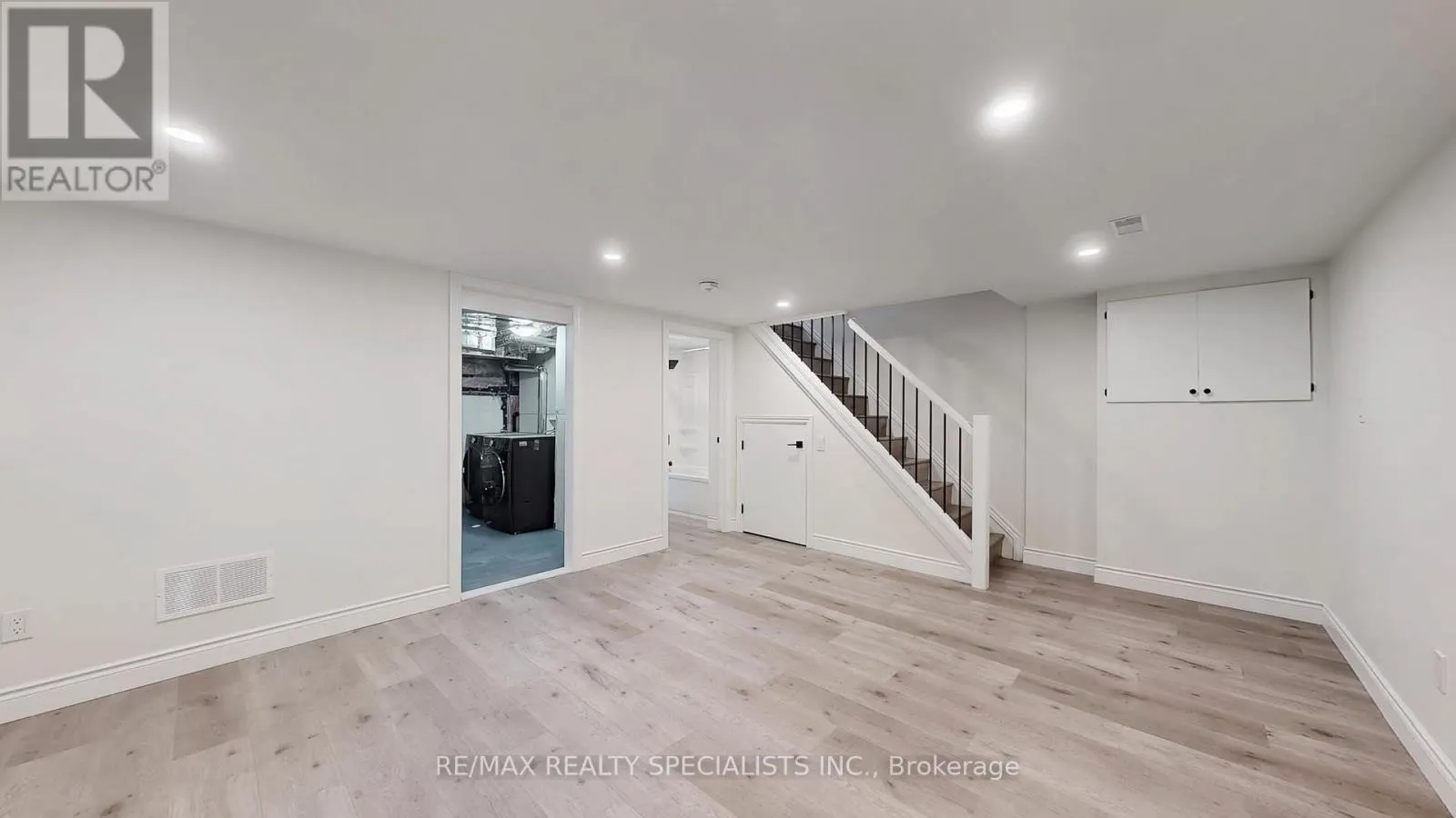410 PINETREE CRESCENT