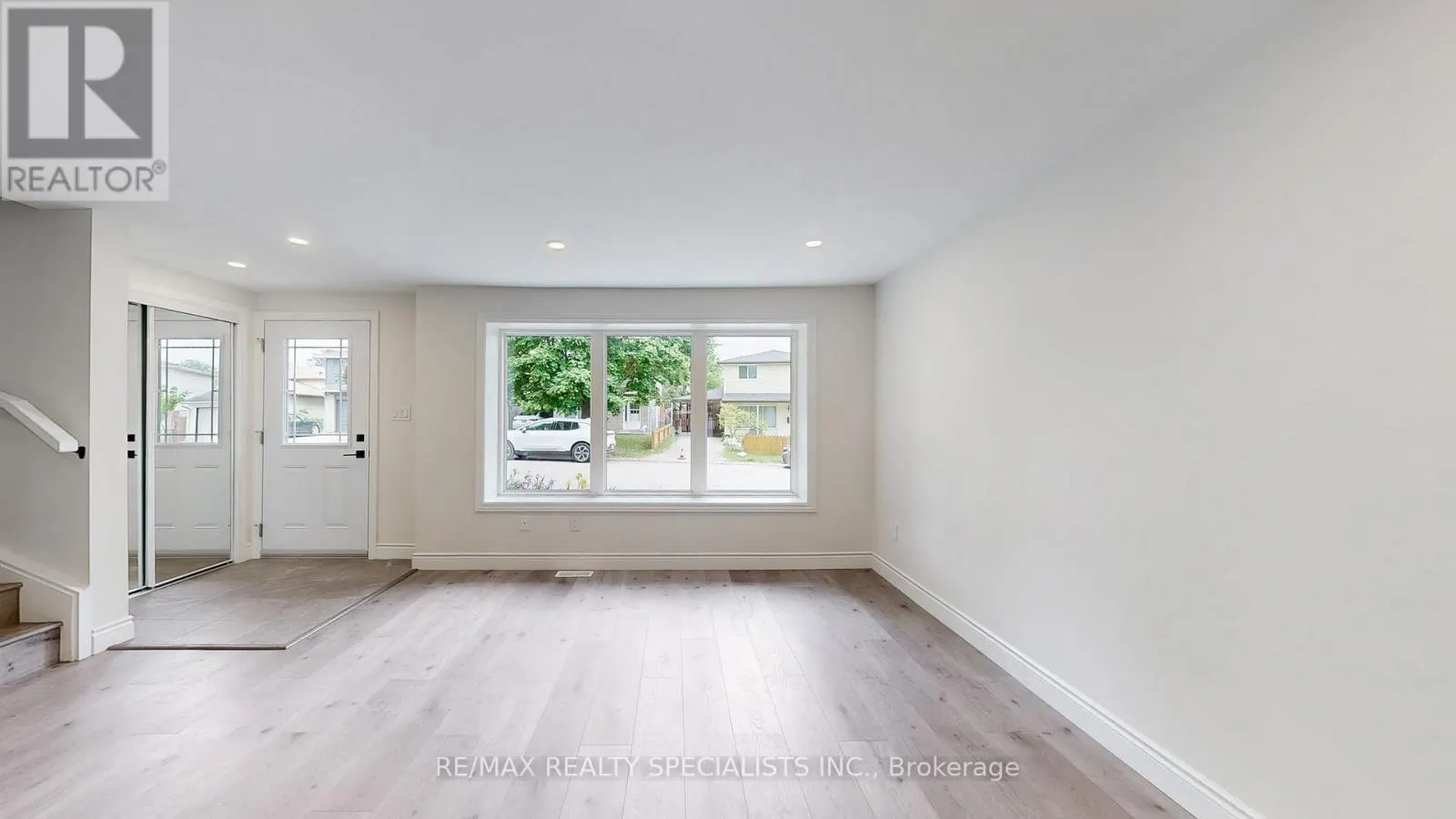410 PINETREE CRESCENT