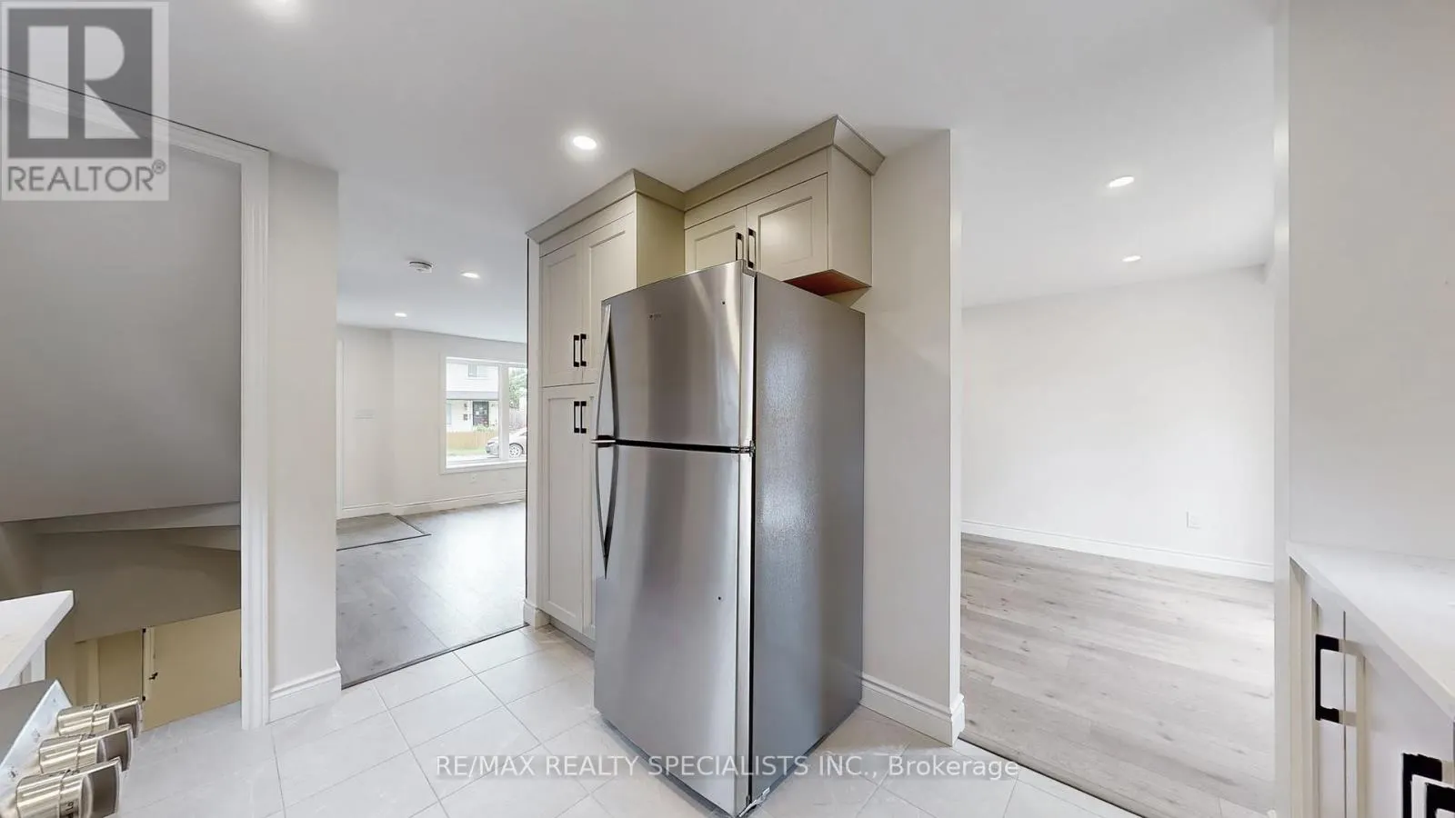 410 PINETREE CRESCENT
