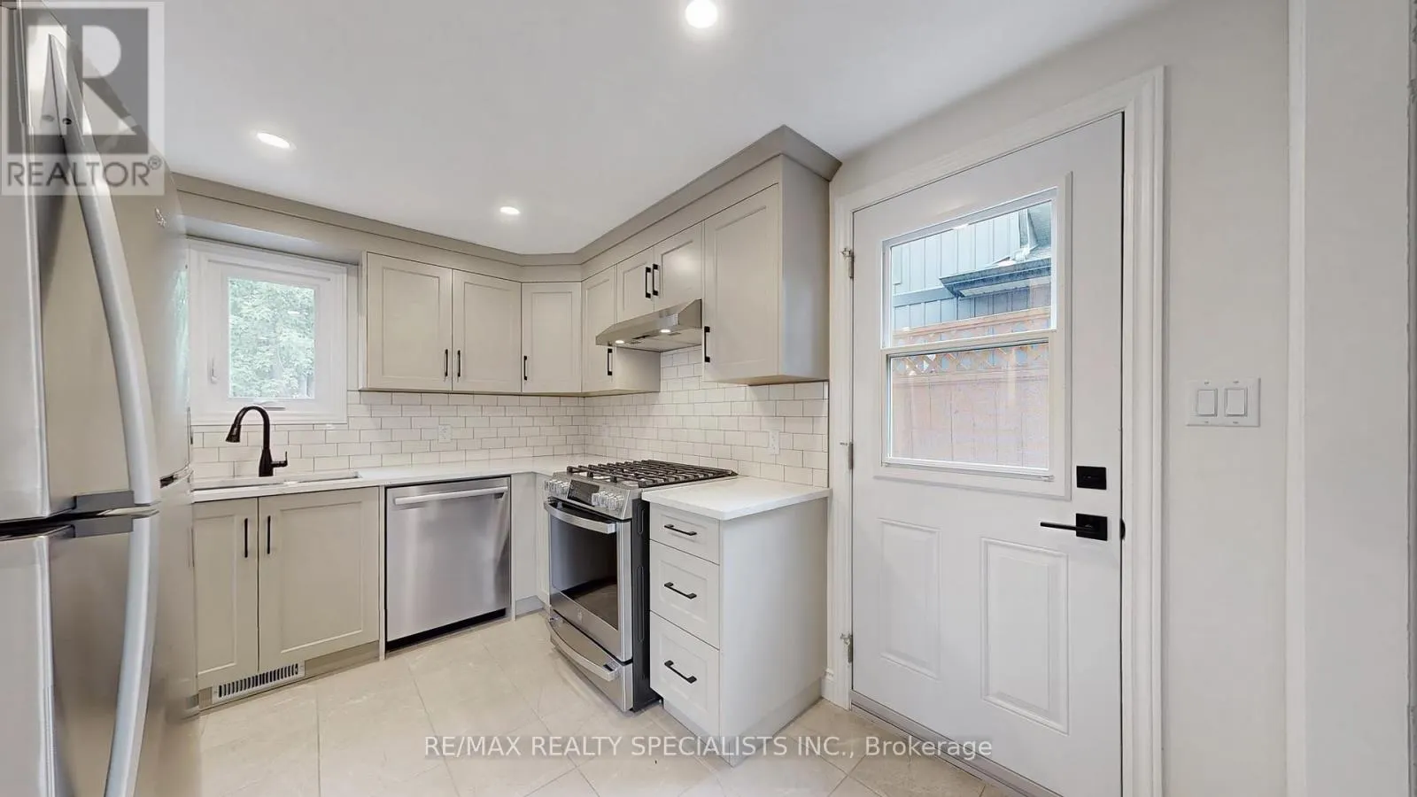 410 PINETREE CRESCENT