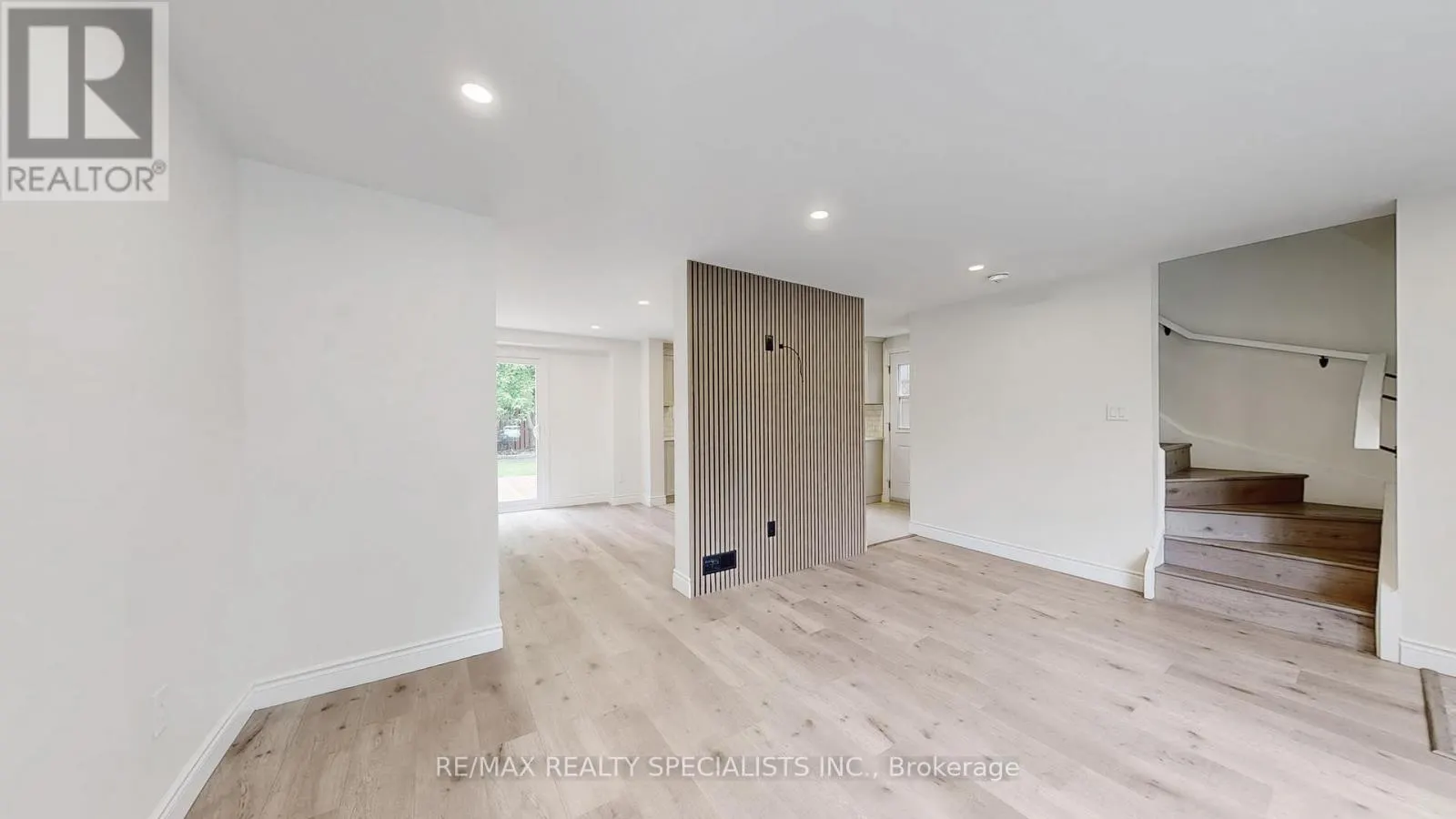410 PINETREE CRESCENT