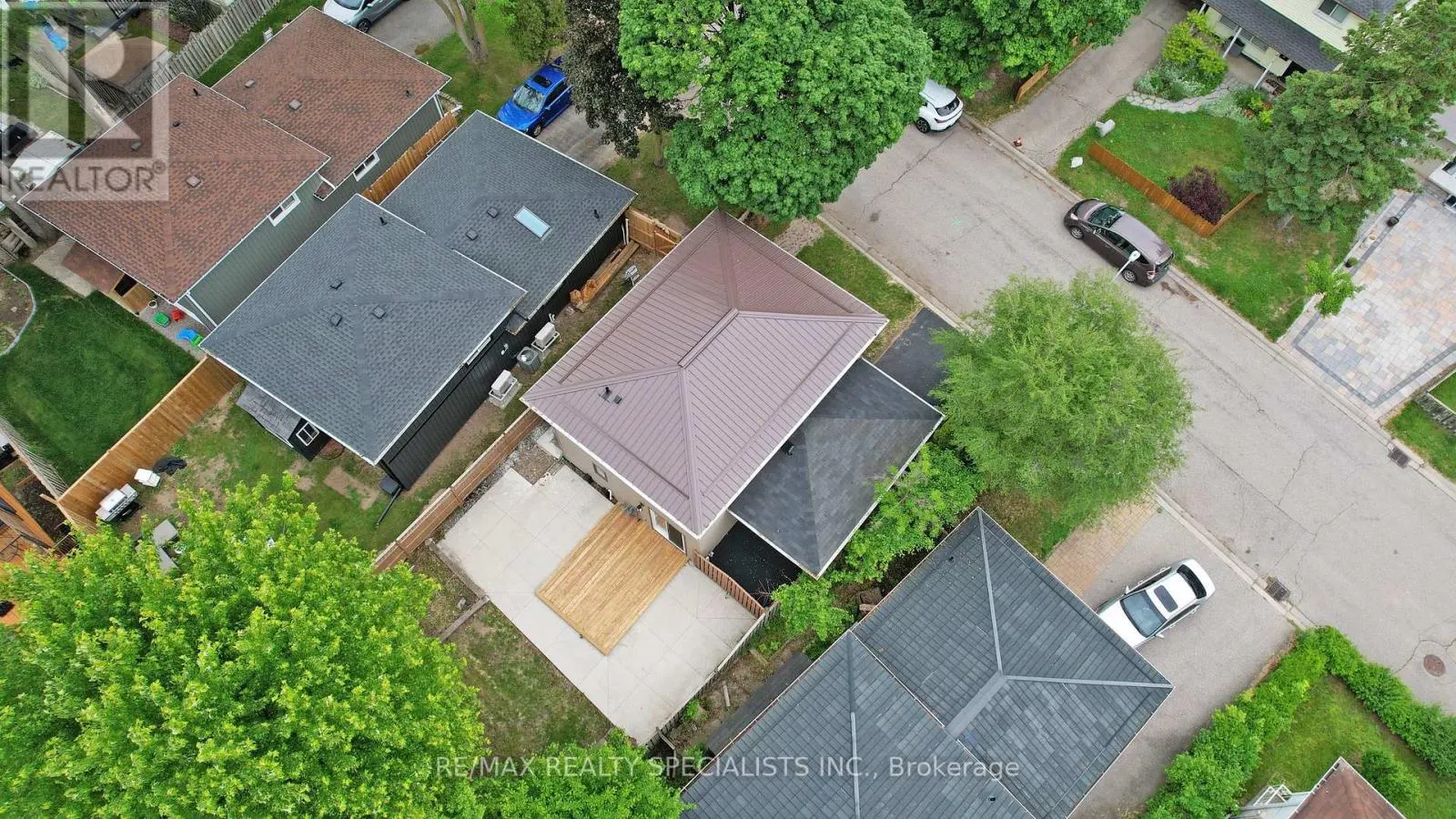410 PINETREE CRESCENT