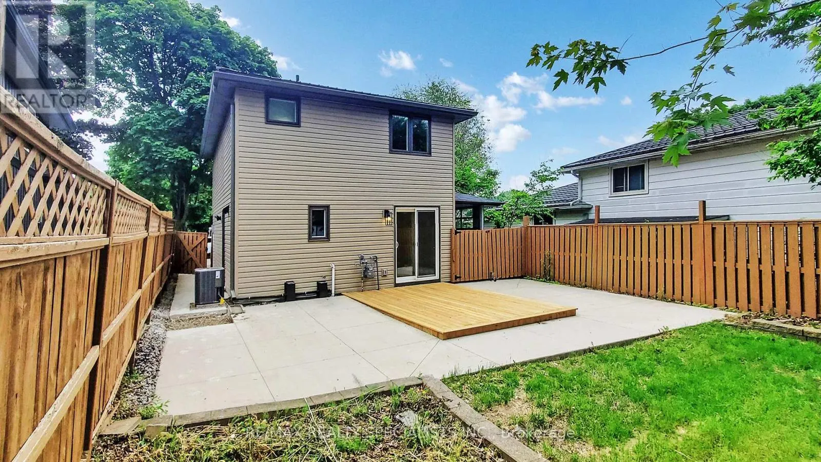 410 PINETREE CRESCENT
