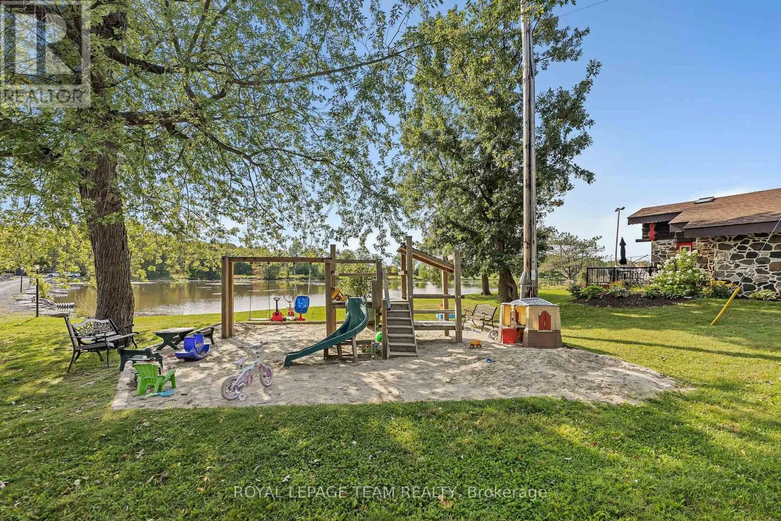 4 - 2890 PRESQUILE ROAD