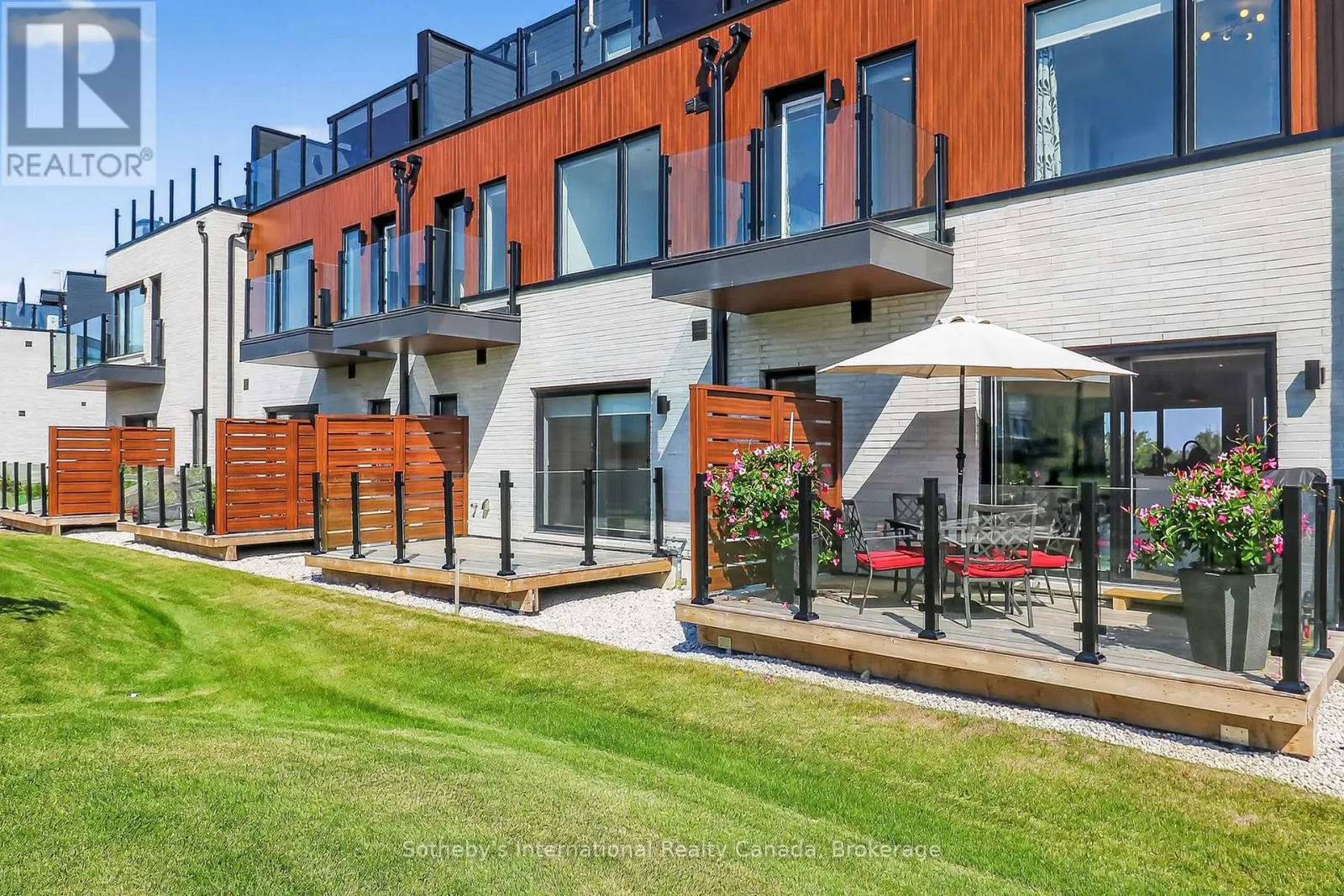 32 - 117 SLADDEN COURT, #32