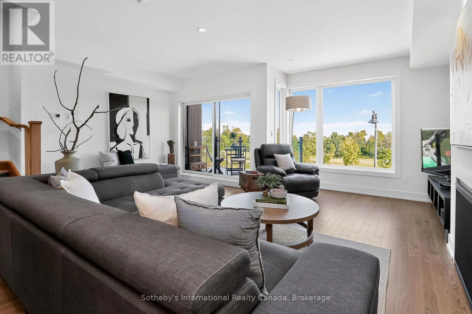 32 - 117 SLADDEN COURT, #32