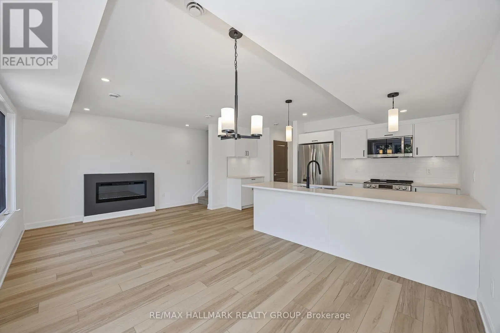 6104 RENAUD RD