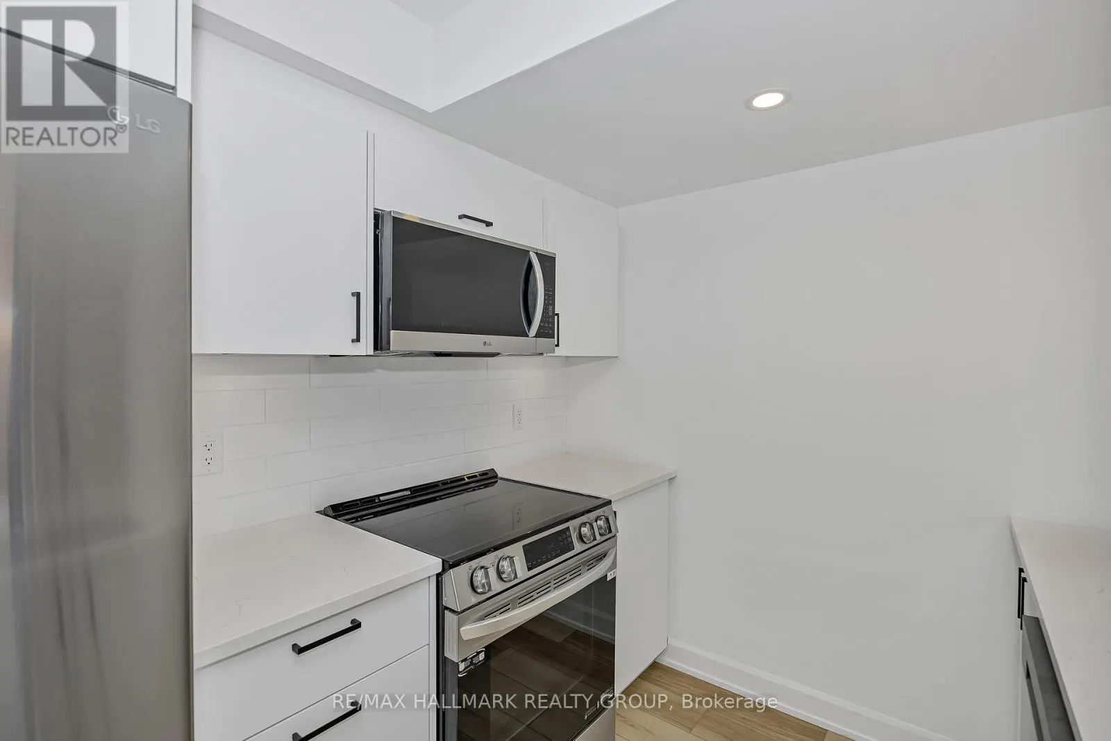 6104 RENAUD RD