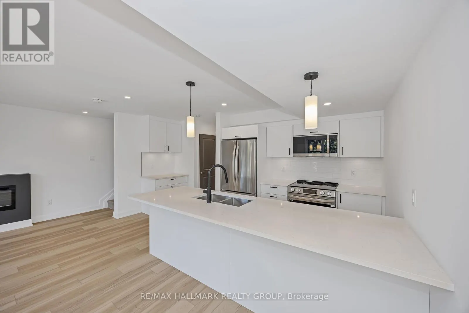 6104 RENAUD RD