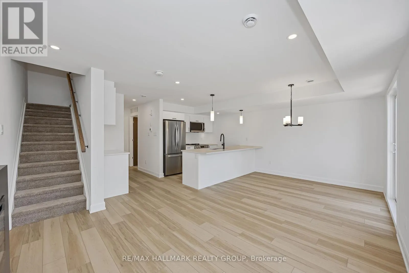 6104 RENAUD RD