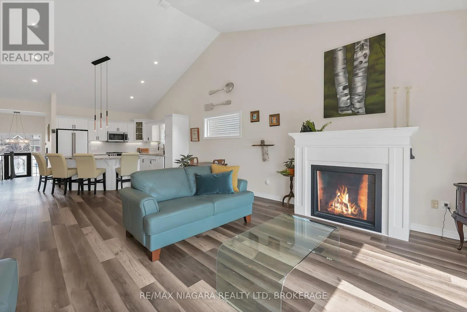 8738 UPPER CANADA DRIVE